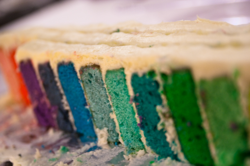Ein Kuchen mit Schichten in verschiedenen Farben