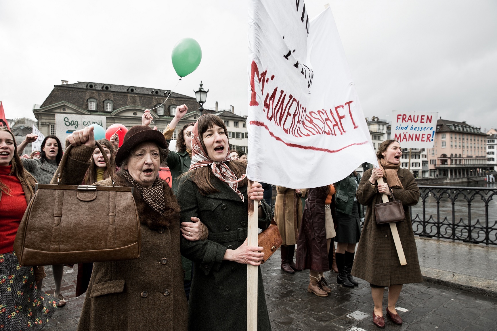 Nora, Theresa und Vroni nehmen bei einer Demonstration in Zürich teil 