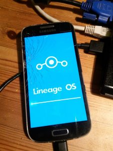 Foto von einem Smartphone mit Lineage OS Bootscreen
